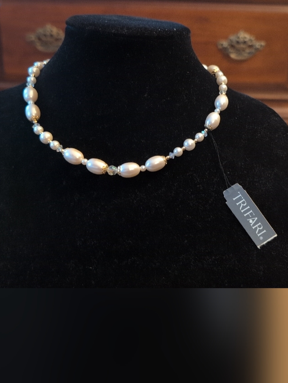 New Pearl and Crystal Necklace in White and Gold